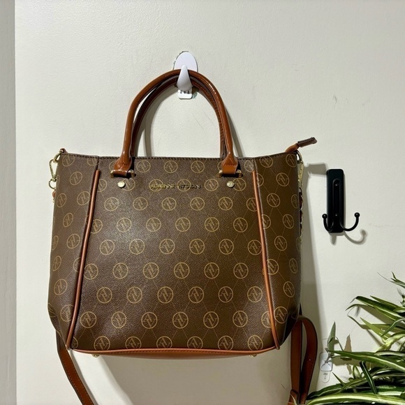 ❤️Adrienne Vittadini Signature Satchel - Picture 2 of 7